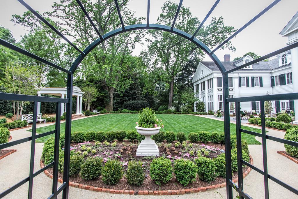 The Duke Mansion Bed & Breakfast Шарлът Екстериор снимка