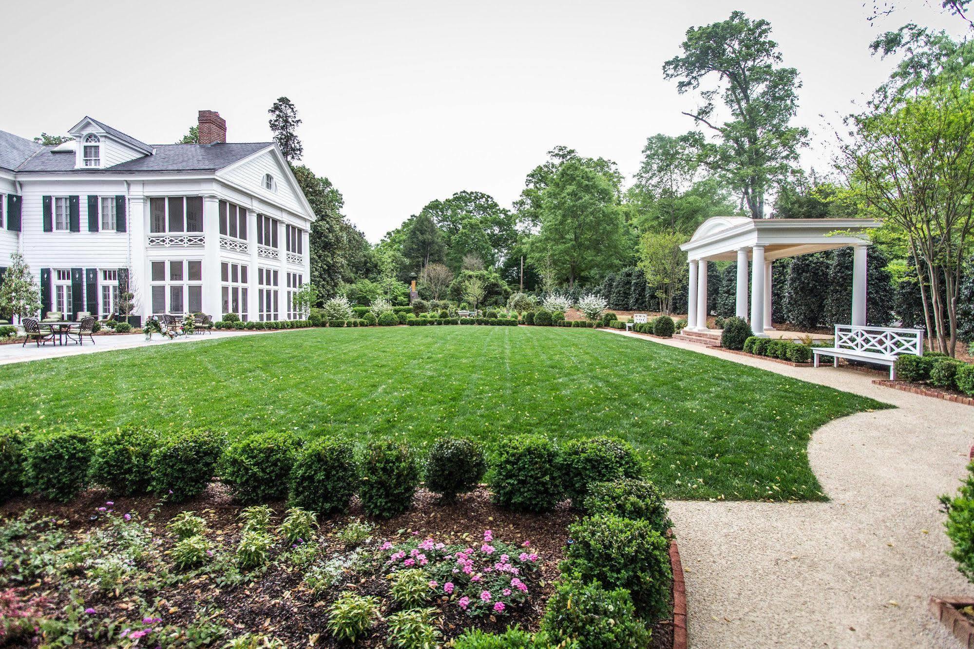 The Duke Mansion Bed & Breakfast Шарлът Екстериор снимка